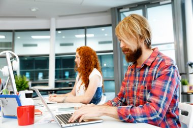 birlikte çalışan iki ortak çalışanlar