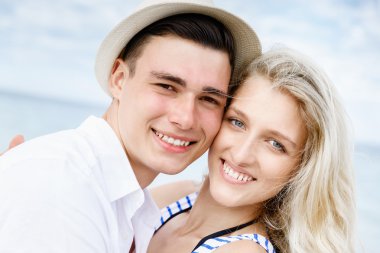 Sahilde oturup romantik genç Çift