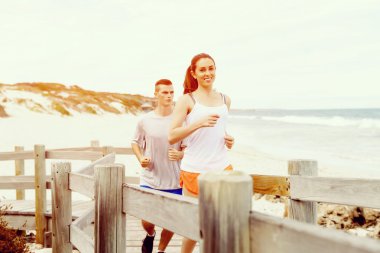 Kaçakçıları. Plajda çalışan genç Çift