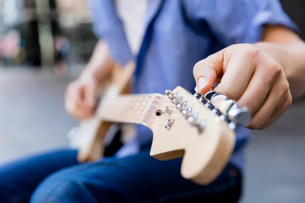 Hände des Musikers mit Gitarre — Stockfoto