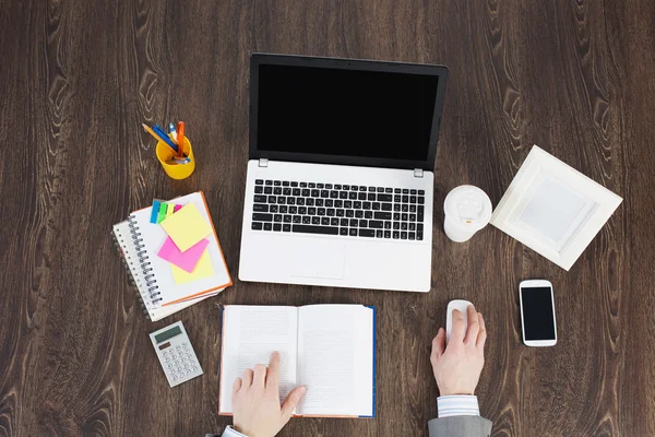 Escritório local de trabalho com material de escritório e laptop — Fotografia de Stock