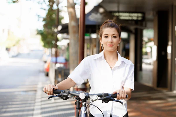 행복 한 젊은 여성 자전거의 초상화 — 스톡 사진
