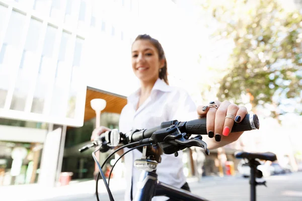 Retrato de la joven ciclista feliz — Foto de Stock