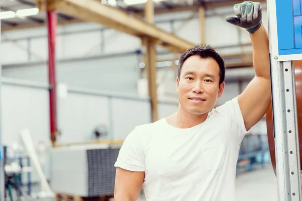 Trabajador asiático en planta de producción en planta de fábrica — Foto de Stock