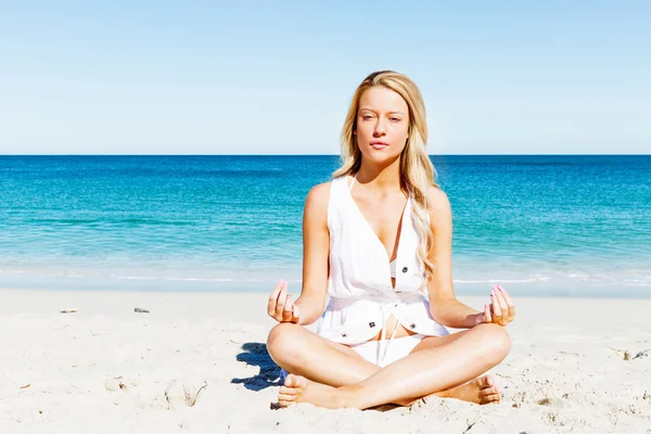 Jeune femme relaxante sur la plage — Photo