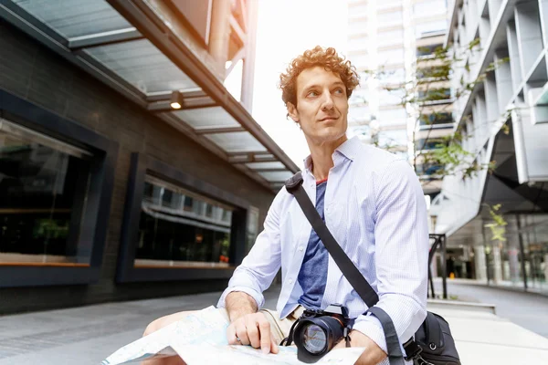 Turista masculino en la ciudad — Foto de Stock