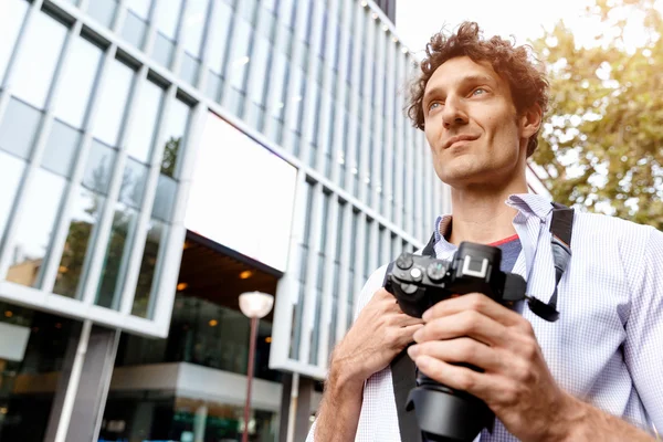 Male tourist in city — Stock Photo, Image