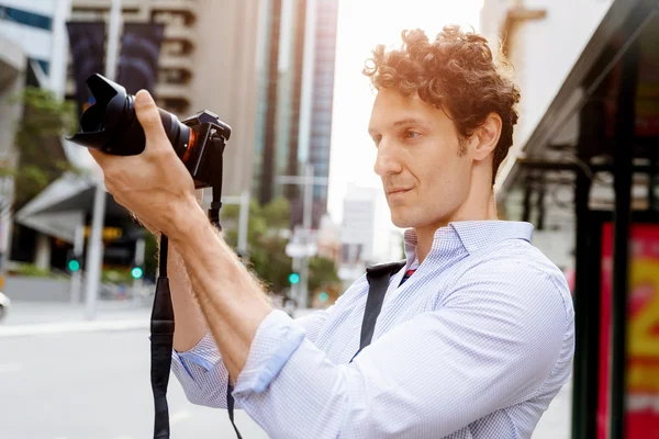 Male photographer taking picture — Stock Photo, Image