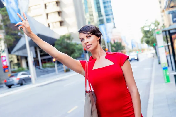 Empresária tentando pegar um táxi — Fotografia de Stock