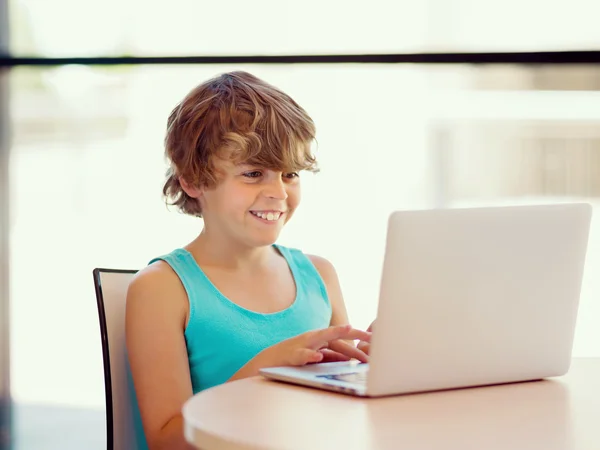 Kleiner Junge mit Laptop — Stockfoto