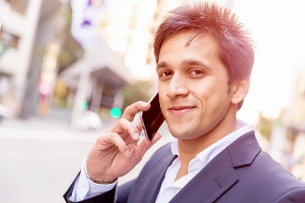 Retrato de empresario confiado al aire libre — Foto de Stock