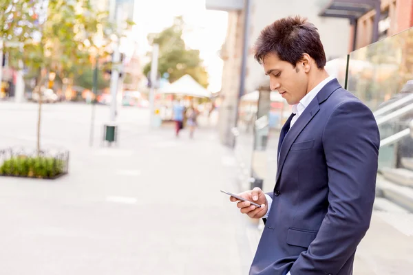 Retrato de empresario confiado al aire libre — Foto de Stock