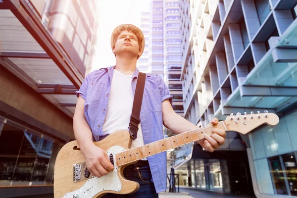 Junge Musikerin mit Gitarre in der Stadt — Stockfoto