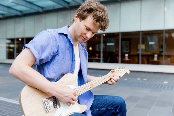 Jeune musicien avec guitare en ville — Photo