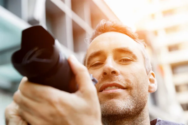 Male photographer taking picture — Stock Photo, Image