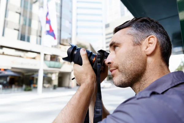 男性カメラマン写真を撮る — ストック写真