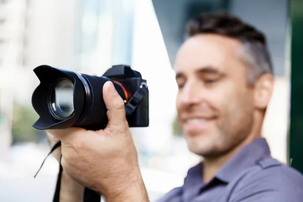 Männlicher Fotograf beim Fotografieren — Stockfoto