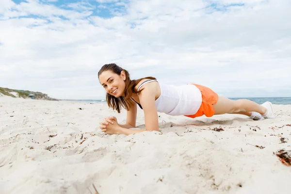 Young woman training on beach outside — Stock Photo, Image