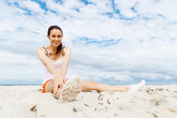 Ung kvinna utbildning på stranden utanför — Stockfoto