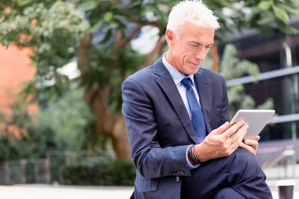 Senior affärsman anläggning touchpad — Stockfoto