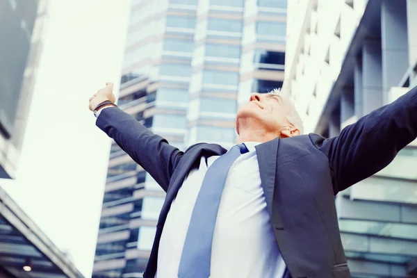 Portrait of confident businessman outdoors — Stock Photo, Image