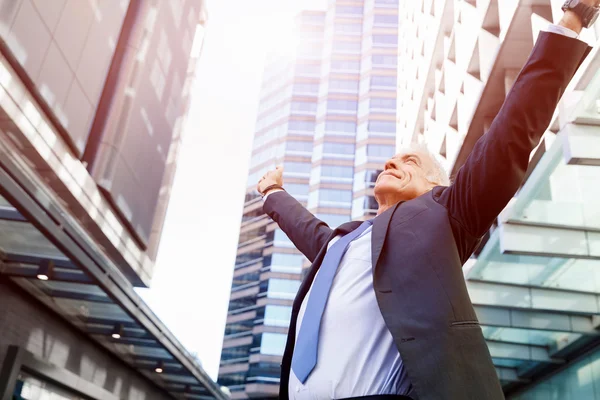 Retrato de empresario confiado al aire libre — Foto de Stock