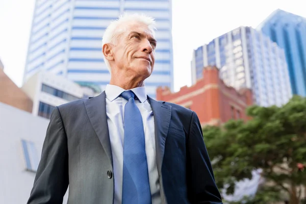 Portret van een zelfverzekerde zakenman buiten — Stockfoto