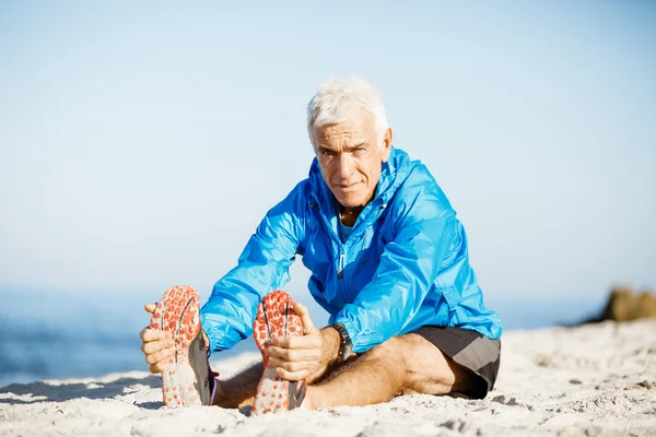 Mannen på stranden utanför — Stockfoto