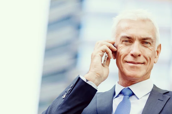 Porträt eines selbstbewussten Geschäftsmannes — Stockfoto