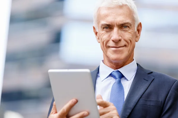 Senior-Geschäftsmann mit Touchpad — Stockfoto