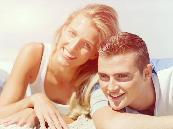 Romantique jeune couple sur la plage — Photo