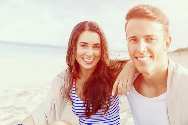 Romantisches junges Paar am Strand — Stockfoto