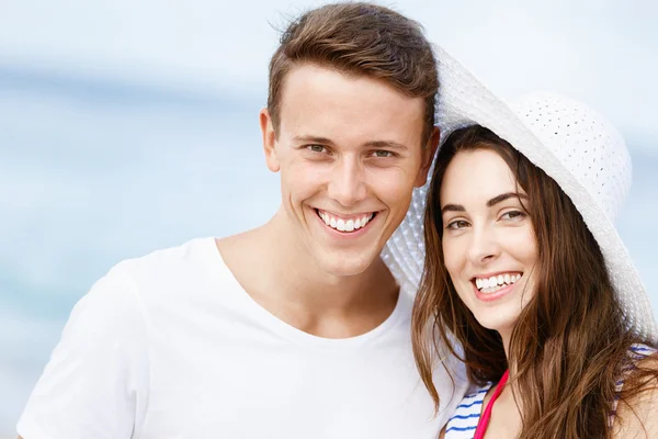 Romantisches junges Paar am Strand — Stockfoto