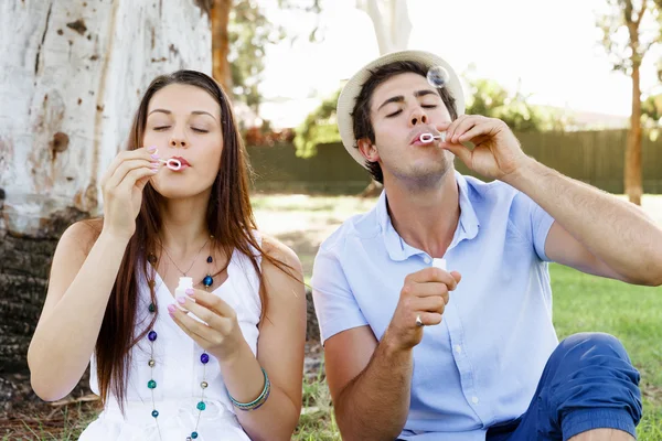 Pareja en el parque — Foto de Stock