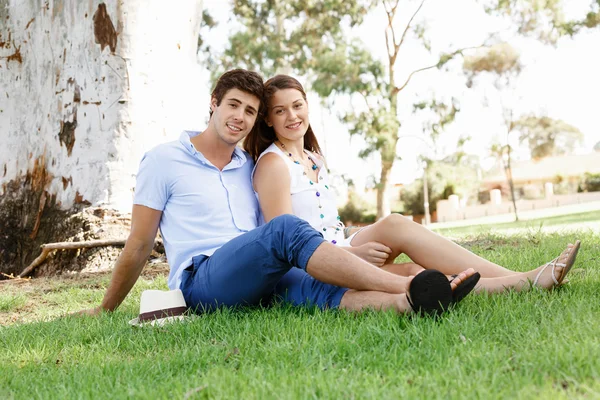 Jong stel in het park — Stockfoto