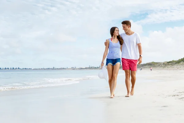 Romântico jovem casal na praia — Fotografia de Stock