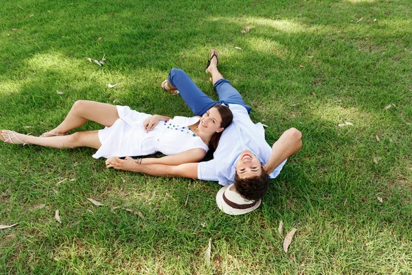 Jong stel in het park — Stockfoto