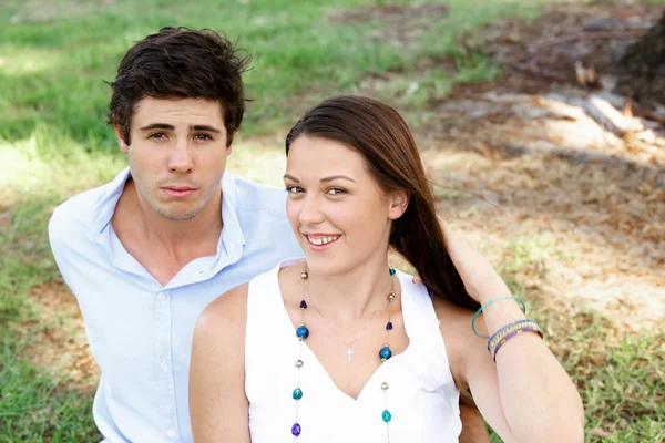 Pareja joven en el parque — Foto de Stock