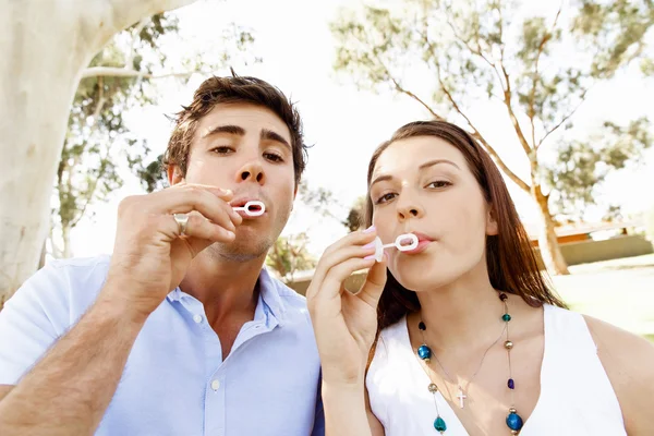 Casal no parque — Fotografia de Stock