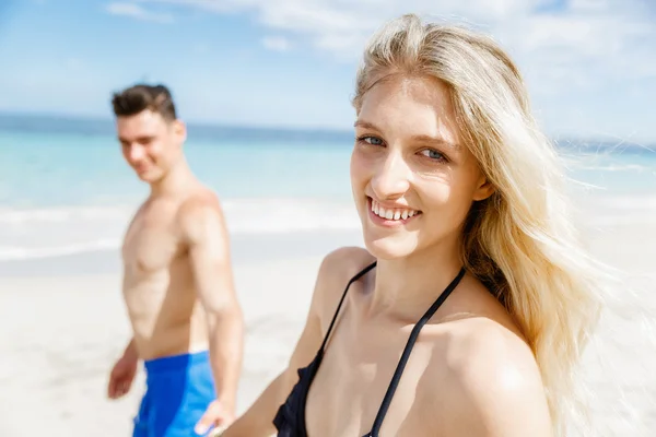 Romantique jeune couple sur la plage — Photo