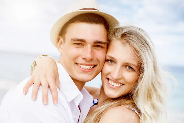 Romantische jonge paar op het strand — Stockfoto