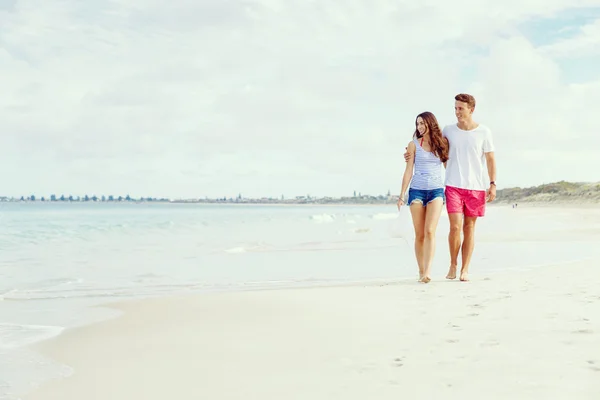 Romântico jovem casal na praia — Fotografia de Stock