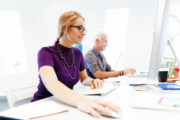 Mujer de negocios en la oficina — Foto de Stock