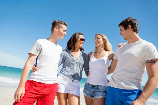 Gesellschaft junger Leute am Strand — Stockfoto