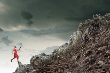 kitap ile çekici bir kadın