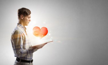 Adam okuma kırmızı kitap