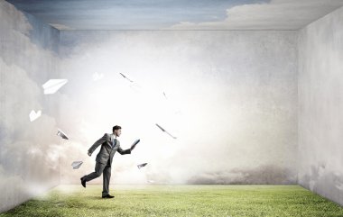 Adam kaçıyor okuma