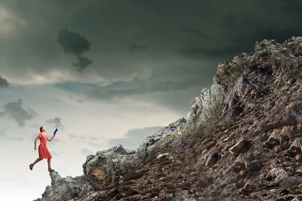 kitap ile çekici bir kadın