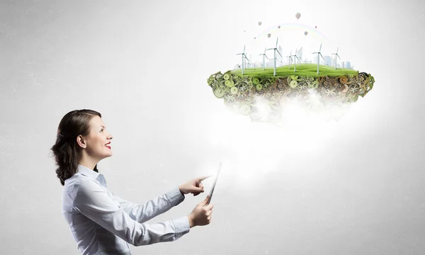 Mulher demonstrando conceito de energia alternativa — Fotografia de Stock