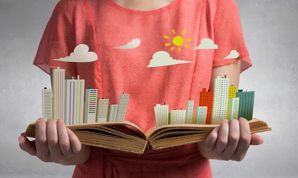 Menina com livro vermelho aberto — Fotografia de Stock